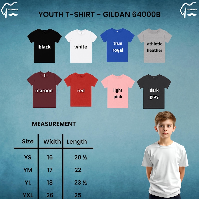 Op de afbeelding: Afbeelding van jeugd-T-shirts in verschillende kleuren, waaronder zwart, wit en rood. Een maattabel toont maten en afmetingen. De breedtematen zijn 40,6 cm, 43,2 cm, 45,7 cm en 66 cm. Een persoon draagt een wit T-shirt.