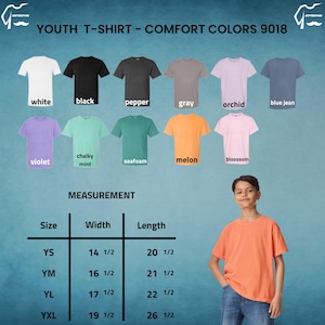 Puede incluir: Una selecci&oacute;n de camisetas Comfort Colors para j&oacute;venes en varios colores, incluyendo blanco, negro y mel&oacute;n. La imagen muestra una tabla de tallas con medidas en pulgadas. Un joven lleva una camiseta de color mel&oacute;n.