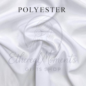 Pu&ograve; includere: Tessuto di poliestere bianco con morbide pieghe. La parola "POLYESTER" &egrave; stampata in nero in alto. Una grafica circolare con la silhouette di una donna &egrave; al centro e il testo "Ethereal Moments GIFTS SHOP" &egrave; in basso.