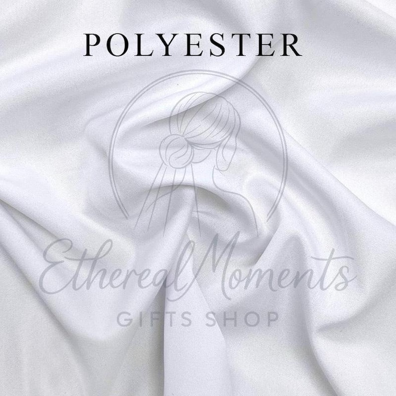 Pu&ograve; includere: Tessuto di poliestere bianco con morbide pieghe. La parola "POLYESTER" &egrave; stampata in nero in alto. Una grafica circolare con la silhouette di una donna &egrave; al centro e il testo "Ethereal Moments GIFTS SHOP" &egrave; in basso.