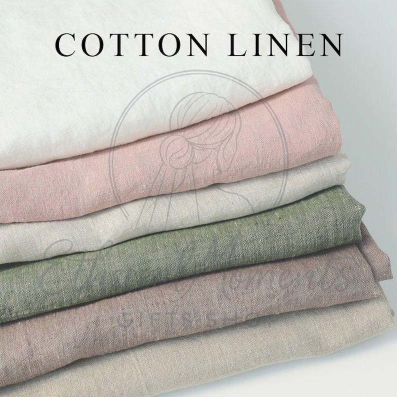 Pu&ograve; includere: Una pila di tessuto di cotone e lino in vari colori, tra cui bianco, rosa, grigio, verde e beige. Il testo "COTTON LINEN" &egrave; visualizzato in alto. Il tessuto appare morbido e strutturato, adatto a vari progetti tessili.