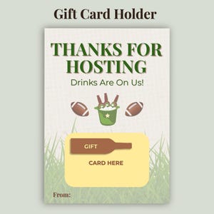 Pode incluir: Porta-cartões de presente com o texto "THANKS FOR HOSTING" e "Drinks Are On Us!". O design inclui bolas de futebol, um balde com bebidas e um espaço para um cartão de presente. O fundo tem um design de grama.