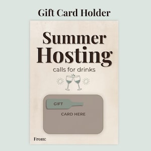 Könnte beinhalten: Ein rechteckiger Geschenkkartenhalter mit cremefarbenem Hintergrund und dem Text Gift Card Holder, Summer Hosting calls for drinks sowie From. Er enthält eine Grafik mit zwei Weingläsern, zwei Sonnen und einer Flaschenform mit der Aufschrift GIFT CARD HERE.