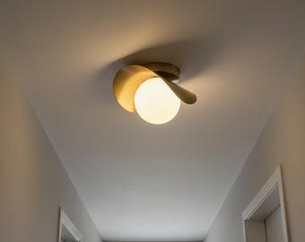 Mässingskronaformad globformad taklampa i art déco-stil