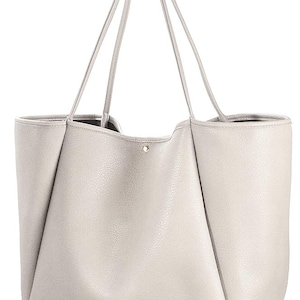 Lichtgrijze leren draagtas: grote schoudertas met textuur en studs