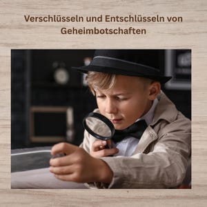 Peut inclure: Une personne portant un fedora noir, un trench-coat beige et un n&oelig;ud papillon noir, tenant une loupe noire pour examiner un document. Le texte au-dessus indique : Verschl&uuml;sseln und Entschl&uuml;sseln von Geheimbotschaften, signifiant chiffrer et d&eacute;chiffrer des messages secrets.