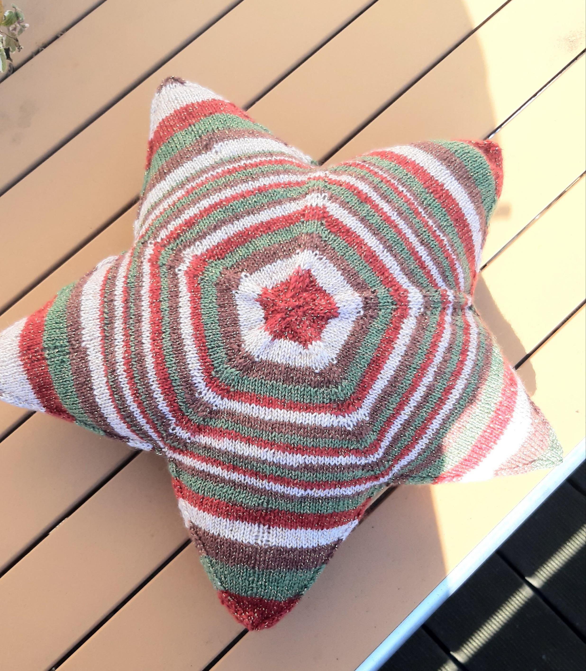 Gestrickte sterne kissen