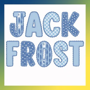 Könnte beinhalten: Die Worte "JACK FROST" sind in einer dekorativen Schriftart dargestellt. Die Buchstaben sind hellblau mit Mustern wie Polka Dots, Vichy-Karo und einem winterlichen Tannendesign. Das Design wirkt skurril und festlich, ideal für Dekorationen.