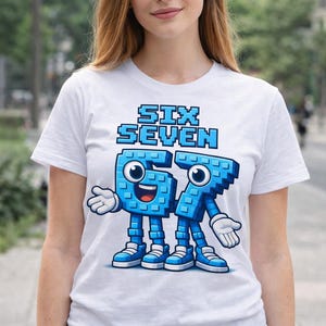 Puede incluir: Camiseta blanca con el texto "SIX SEVEN" en letras azules pixeladas. Debajo, figuras de dibujos animados de los números seis y siete, azules con guantes y zapatos blancos.