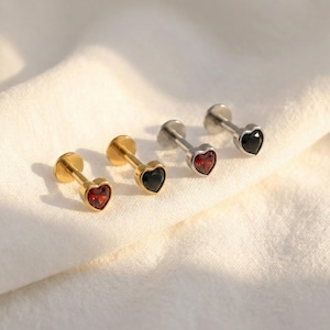 16G titanium hartvormige stud platte achterkant • Granaatrode labretoorbel voor helix-, kraakbeen- en traguspiercings – Gothic Halloween-sieraden