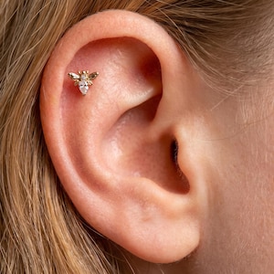 Pendiente plano de titanio 16G con forma de abeja voladora - Pendiente de cartílago con circonita cúbica y forma de abeja - Piercing de hélix de grado implante ASTM F136