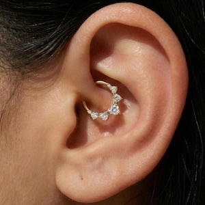 Piercing Daith con forma de corazón de titanio de 16 g, anillo para tabique con pavé de circonitas, aro con segmento articulado, pendiente hipoalergénico para cartílago, dorado y plateado.