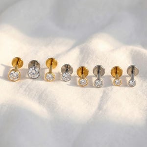 Orecchino a perno Labret con zirconi cubici in titanio 16G/18G • Orecchino Trago • Elica • Cartilagine • Filettatura interna • Orecchino con parte posteriore piatta • Regalo per lei