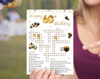 Puede incluir: Una tarjeta blanca con un mensaje dorado de "Feliz 60 cumpleaños" y un crucigrama. El rompecabezas incluye pistas como "programa de televisión favorito" y "color favorito". Globos y confeti dorados y negros decoran la tarjeta.