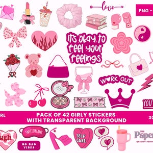 Può includere: Una collezione di adesivi clipart rosa girly con sfondo trasparente. Gli adesivi includono cuori, fiocchi, rossetto, un orsacchiotto, una borsa e il testo che dice "It's okay to feel your feelings".