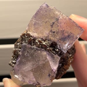 Esfalerita cúbica púrpura de la mina Elmwood sobre esfalerita Ruby Jack