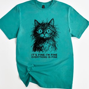 Camiseta de gato "Está bien, estoy bien, todo está bien", divertida, regalo para amantes de los gatos, sarcástica, humor introvertido imagen 3