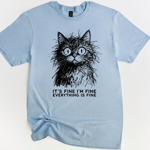 Camiseta de gato "Está bien, estoy bien, todo está bien", divertida, regalo para amantes de los gatos, sarcástica, humor introvertido imagen 1