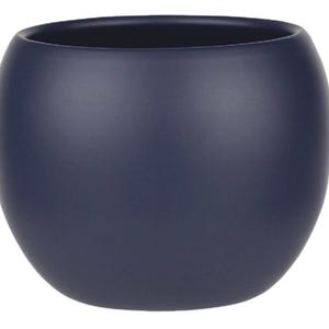 May include: A navy blue, spherical ceramic planter with a matte finish. The planter has a wide opening and a rounded body. The dark blue color gives it a modern and minimalist aesthetic. Perfect for indoor or outdoor use.