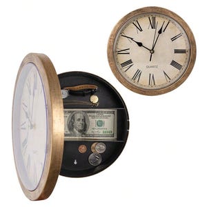 Peut inclure: Deux horloges murales de style vintage. L'une est ouverte, révélant un compartiment secret avec un billet de 100 dollars, des pièces de monnaie et des bijoux. Les horloges ont des chiffres romains et un cadre doré.