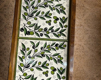 Bandeja de madera hecha a mano con azulejos de cerámica – Diseño palestino (Flores azules, rama de olivo, kufiya)