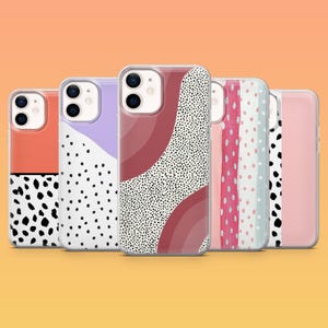 Könnte beinhalten: Fünf Handyhüllen mit verschiedenen abstrakten Mustern. Die Hüllen zeigen Farben wie Koralle, Lavendel, Rosa und Weiß mit Designs wie Tupfen, Pinselstrichen und geschwungenen Linien. Die Hüllen sind vor einem orangefarbenen Hintergrund abgebildet.