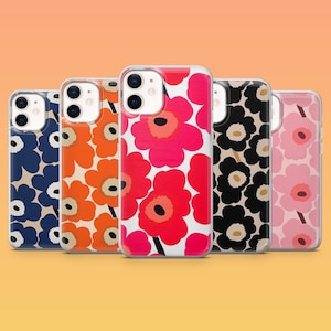 Puede incluir: Cinco fundas para teléfono con diseños florales llamativos en varios colores. Las fundas muestran patrones en azul marino, naranja, rojo, negro y rosa. Cada funda tiene un borde transparente.