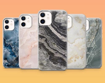 Könnte beinhalten: Fünf Handyhüllen mit Marmordesigns in Blau-, Rosa-, Schwarz-, Weiß- und Grautönen. Die Hüllen bestehen aus einem transparenten Material und haben ein glänzendes Finish. Die Hüllen sind für ein Smartphone konzipiert.