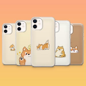 Könnte beinhalten: Eine Sammlung von fünf Handyhüllen mit verschiedenen Cartoon-Shiba-Inu-Hundedesigns. Die Hüllen sind transparent mit cremefarbenem Hintergrund. Jede Hülle zeigt eine andere Illustration des Hundes in verschiedenen Posen, mit braunem und weißem Fell.