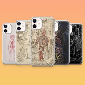 以下が含まれることがあります： 解剖学的イラストが特徴の5つの携帯電話ケースのコレクション。これらのケースは、骨格系、循環器系、内臓など、人体の詳細な図面を表示しています。ケースは透明で光沢のある仕上がりです。