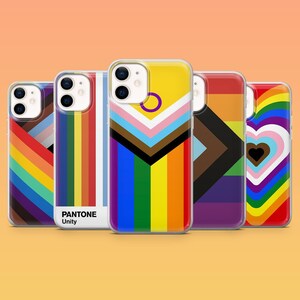 Può includere: Una collezione di cinque custodie per telefoni con vari design arcobaleno e bandiere del Pride. Una custodia presenta il testo "PANTONE Unity". Le custodie mostrano uno spettro di colori, tra cui rosso, arancione, giallo, verde, blu e viola, con coperture protettive trasparenti.