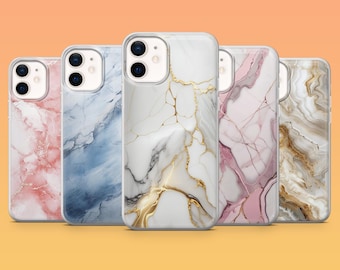 Könnte beinhalten: Fünf Handyhüllen mit Marmordesigns in Rosa, Blau, Weiß und Gold. Die Hüllen sind in einer Reihe angeordnet und zeigen die Vielfalt der Muster und Farben. Die Hüllen bestehen aus einem transparenten Material.