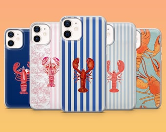 Könnte beinhalten: Eine Sammlung von Handyhüllen mit Hummer-Designs. Die Hüllen weisen verschiedene Muster auf, darunter blau-weiße Streifen, florale Drucke und einfarbiges Marineblau. Jede Hülle zeigt eine rote Hummer-Illustration.