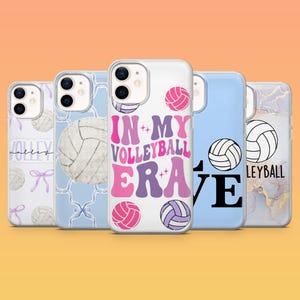 Könnte beinhalten: Fünf Handyhüllen mit Volleyball-Designs. Die Hüllen zeigen Volleybälle, Schleifen und Texte wie "Volley" und "In My Volleyball Era". Die Farben sind Weiß, Blau, Rosa und Lila.