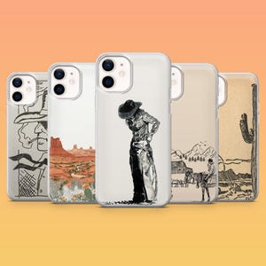 Può includere: Una collezione di cinque custodie per telefono con disegni a tema western. Le custodie presentano illustrazioni di cowboy, paesaggi desertici e cactus. Le custodie sono realizzate in plastica trasparente e hanno una finitura lucida.