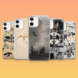 Op de afbeelding: Vijf transparante telefoonhoesjes met fantasiethema's. De hoesjes tonen draken, kastelen en tekst, waaronder "I will not die today". De ontwerpen zijn in grijstinten en beige.