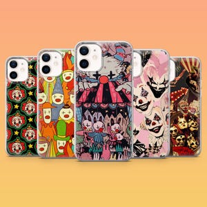 Op de afbeelding: Een verzameling van vijf telefoonhoesjes met verschillende clown-thema's. De hoesjes hebben kleurrijke illustraties van clowns, circustafereel en clowngezichten. De hoesjes zitten in doorzichtige beschermhoezen.