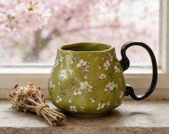 Vintage keramische mok met bloemen, 400 ml | Groene koffiekop met retro bloem | Handgeschilderde theemok | Cottagecore-keukencadeau