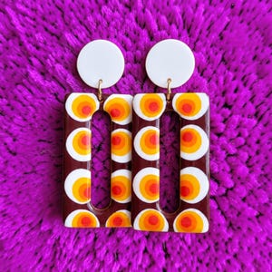 Retro örhängen i vinröda, orangea och vita från 70-talet – stora geometriska droppörhängen – polymerlera – Anita