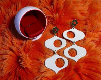 Handmade retro 60s earrings - Flower power style jewelry - Gift idea for women - Polymer earrings - White hoops. "STEWIE"