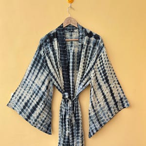 Kimono de seda sari com mangas sino em tie-dye branco e preto, patchwork floral, ideal para o verão indiano.