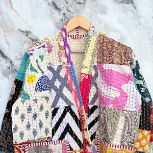 Cappotto corto unico da donna: giacca reversibile con patchwork Kantha