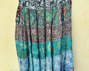 Gonna lunga in seta sari riciclata: stampa astratta in stile boho