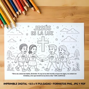 Puede incluir: P&aacute;gina para colorear imprimible en blanco y negro con el texto "JES&Uacute;S ES LA LUZ" y una cruz. La imagen presenta a cuatro ni&ntilde;os tomados de la mano, vistiendo camisetas con el texto "JESUS ES LUZ". La p&aacute;gina mide 21,6 x 27,9 cm.
