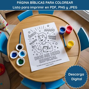 Könnte beinhalten: Ein Ausmalbild mit spanischem Text, darunter "DIOS ME HIZO ESPECIAL", liegt auf einem Holztisch. Das Bild zeigt einen Cartoon-Jungen und Sterne. Farbtöpfe und Pinsel sind in der Nähe. Bereit zum Drucken in PDF, PNG und JPEG.
