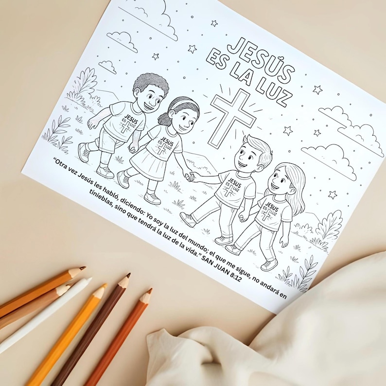 Puede incluir: Una p&aacute;gina para colorear en blanco y negro con cuatro ni&ntilde;os tomados de la mano, con el texto "JES&Uacute;S ES LA LUZ" y una cruz. Los ni&ntilde;os visten camisetas con una cruz. L&aacute;pices de colores en tonos marrones y amarillos en primer plano.
