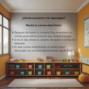 Puede incluir: Una habitaci&oacute;n con estanter&iacute;as de madera y cubos de colores. La pared tiene texto en espa&ntilde;ol: "&iquest;D&oacute;nde encuentro mis descargas?" e instrucciones para revisar tu correo electr&oacute;nico.