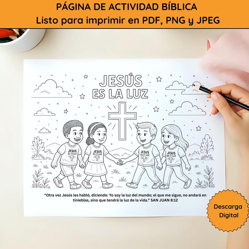 Puede incluir: P&aacute;gina para colorear en blanco y negro con el texto "JES&Uacute;S ES LA LUZ" y una cruz. La imagen presenta a cuatro ni&ntilde;os tomados de la mano y caminando. El texto "Descarga Digital" est&aacute; en un c&iacute;rculo amarillo.
