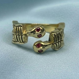 Anillo de latón con esqueleto de rubí rojo hecho a mano: anillo con piedras preciosas llamativas