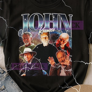 Könnte beinhalten: Schwarzes T-Shirt mit einem Retro-Grafikdesign mit dem Namen "JOHN KRAMER" und einer Collage von fünf Männern. Das Design hat einen Vintage-Look mit Blitz-Akzenten.
